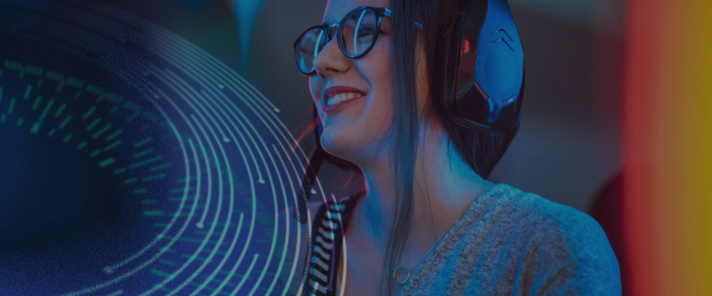 Template-footer-lady with headphones glasses-content-2880x1120