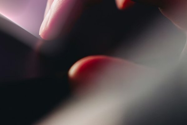 02 Text block hand on laptop 840x1120