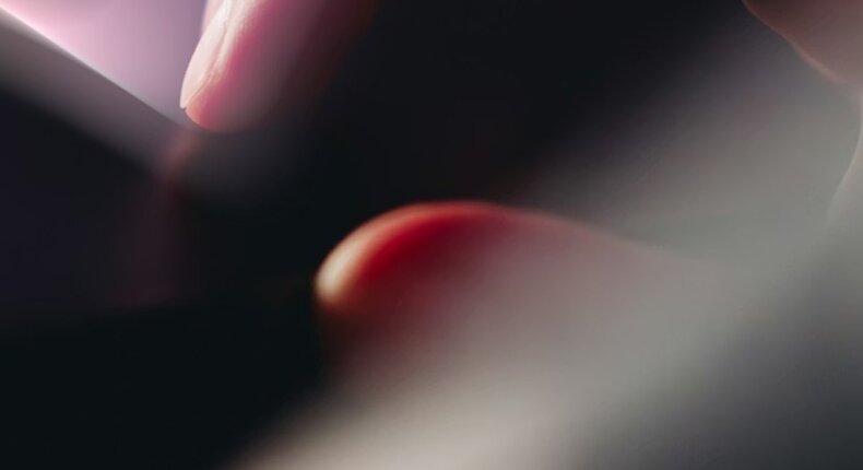 02 Text block hand on laptop 840x1120