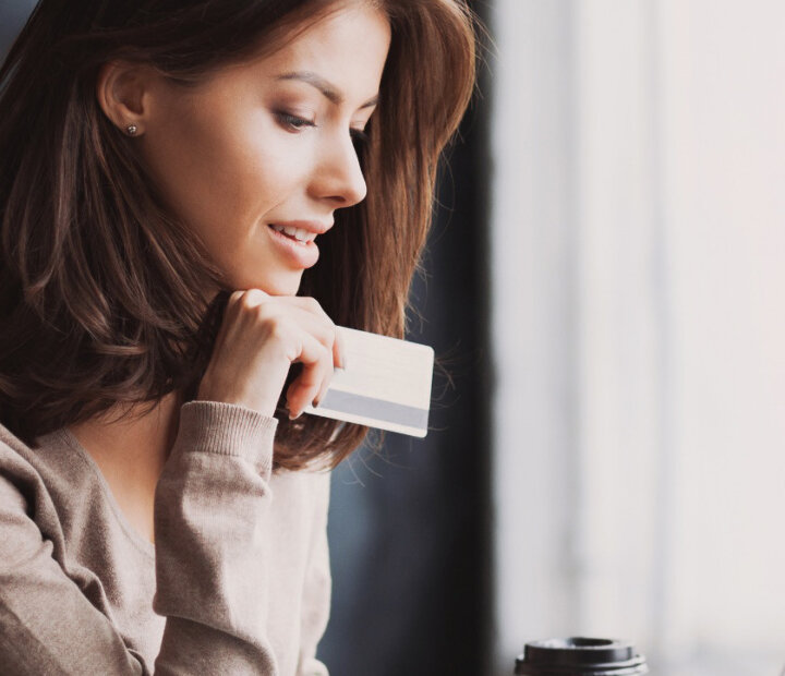 Integration online payments-women with credit card and coffee-header-840x1220