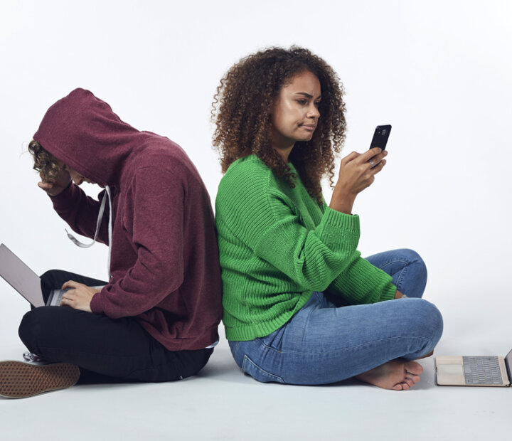 Social engineering-women with scammer-header-1000x667