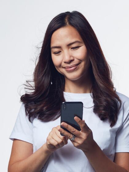 Digital Trust Index Crypto-women phone-content-420x560