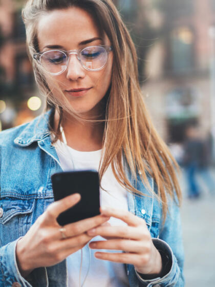 Behavioral biometrics-women glasses phone-content-1000x667.jpg