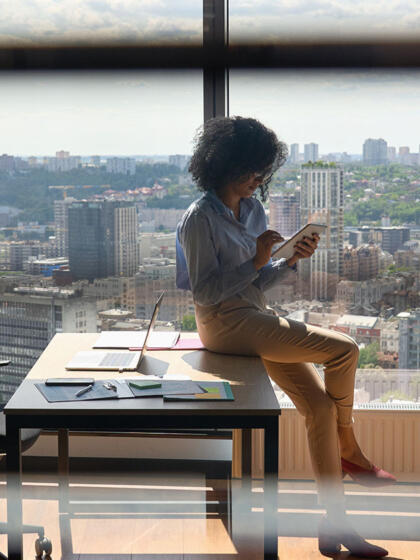 Digital Trust Index-women office city-content-1120x840