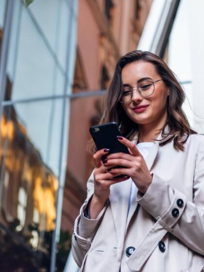 Money2020 Dynamic intervention-women phone-content-840x1120