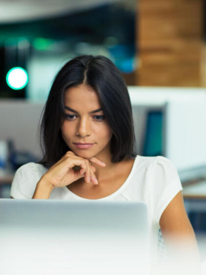 Zero trust-business women on laptop-content-840x1220